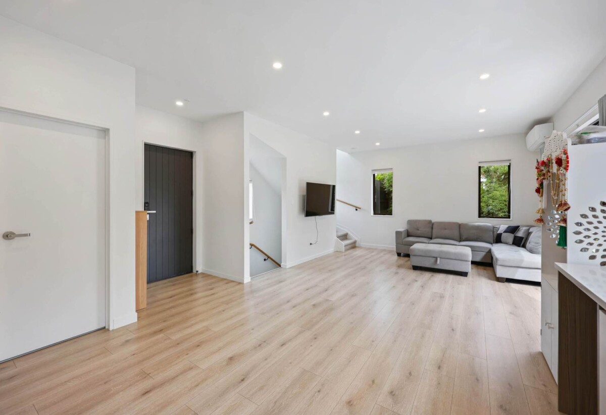 3 beds 2.5 baths home with car park, close to schools, Glenfield Shopping Centre, 0.3 km to Bayview School, 2.3 km to Glenfield Intermediate School, 1/22 Spinella Drive, Bayview, Auckland