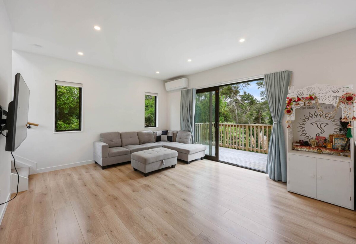 3 beds 2.5 baths home with car park, close to schools, Glenfield Shopping Centre, 0.3 km to Bayview School, 2.3 km to Glenfield Intermediate School, 1/22 Spinella Drive, Bayview, Auckland