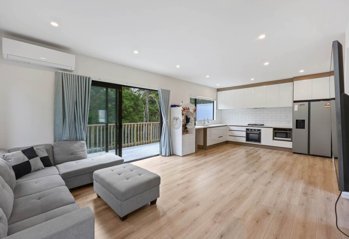 3 beds 2.5 baths home with car park, close to schools, Glenfield Shopping Centre, 0.3 km to Bayview School, 2.3 km to Glenfield Intermediate School, 1/22 Spinella Drive, Bayview, Auckland