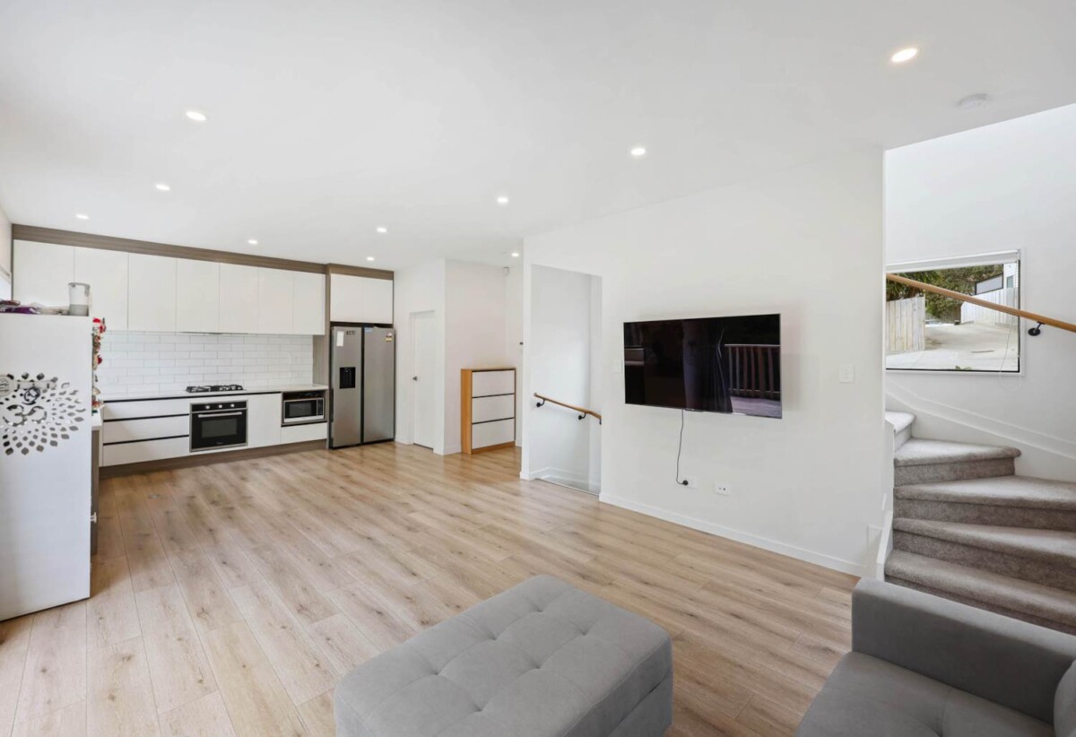 3 beds 2.5 baths home with car park, close to schools, Glenfield Shopping Centre, 0.3 km to Bayview School, 2.3 km to Glenfield Intermediate School, 1/22 Spinella Drive, Bayview, Auckland