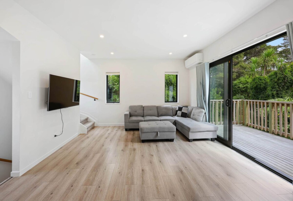 3 beds 2.5 baths home with car park, close to schools, Glenfield Shopping Centre, 0.3 km to Bayview School, 2.3 km to Glenfield Intermediate School, 1/22 Spinella Drive, Bayview, Auckland