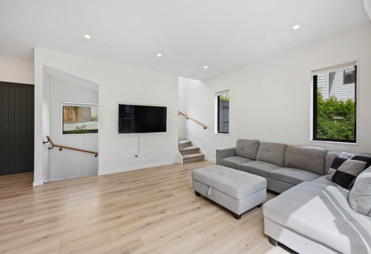 3 beds 2.5 baths home with car park, close to schools, Glenfield Shopping Centre, 0.3 km to Bayview School, 2.3 km to Glenfield Intermediate School, 1/22 Spinella Drive, Bayview, Auckland