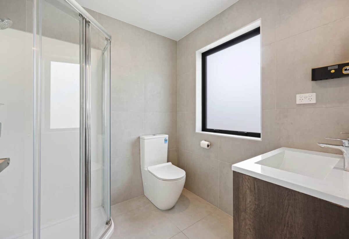 3 beds 2.5 baths home with car park, close to schools, Glenfield Shopping Centre, 0.3 km to Bayview School, 2.3 km to Glenfield Intermediate School, 1/22 Spinella Drive, Bayview, Auckland