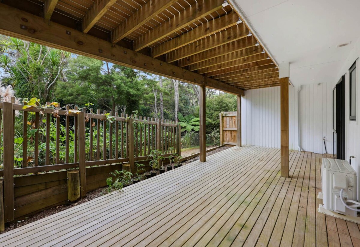3 beds 2.5 baths home with car park, close to schools, Glenfield Shopping Centre, 0.3 km to Bayview School, 2.3 km to Glenfield Intermediate School, 1/22 Spinella Drive, Bayview, Auckland
