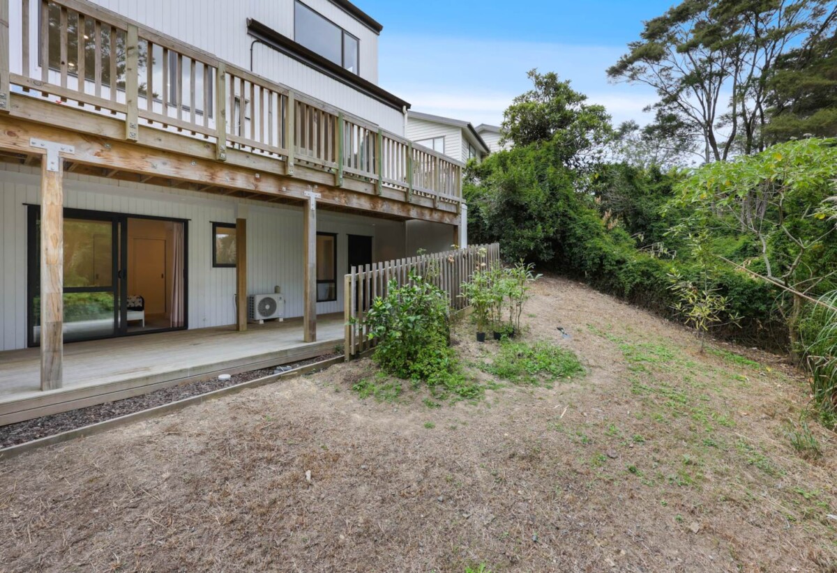 3 beds 2.5 baths home with car park, close to schools, Glenfield Shopping Centre, 0.3 km to Bayview School, 2.3 km to Glenfield Intermediate School, 1/22 Spinella Drive, Bayview, Auckland