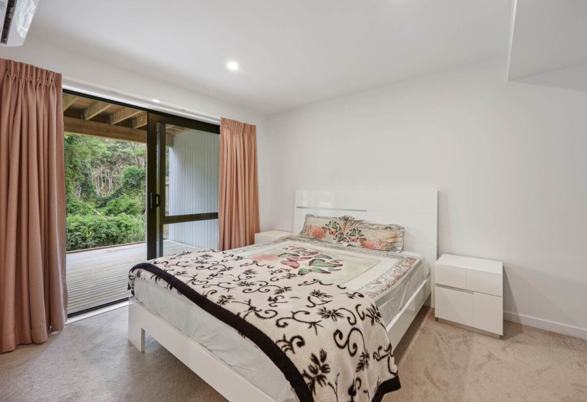 3 beds 2.5 baths home with car park, close to schools, Glenfield Shopping Centre, 0.3 km to Bayview School, 2.3 km to Glenfield Intermediate School, 1/22 Spinella Drive, Bayview, Auckland