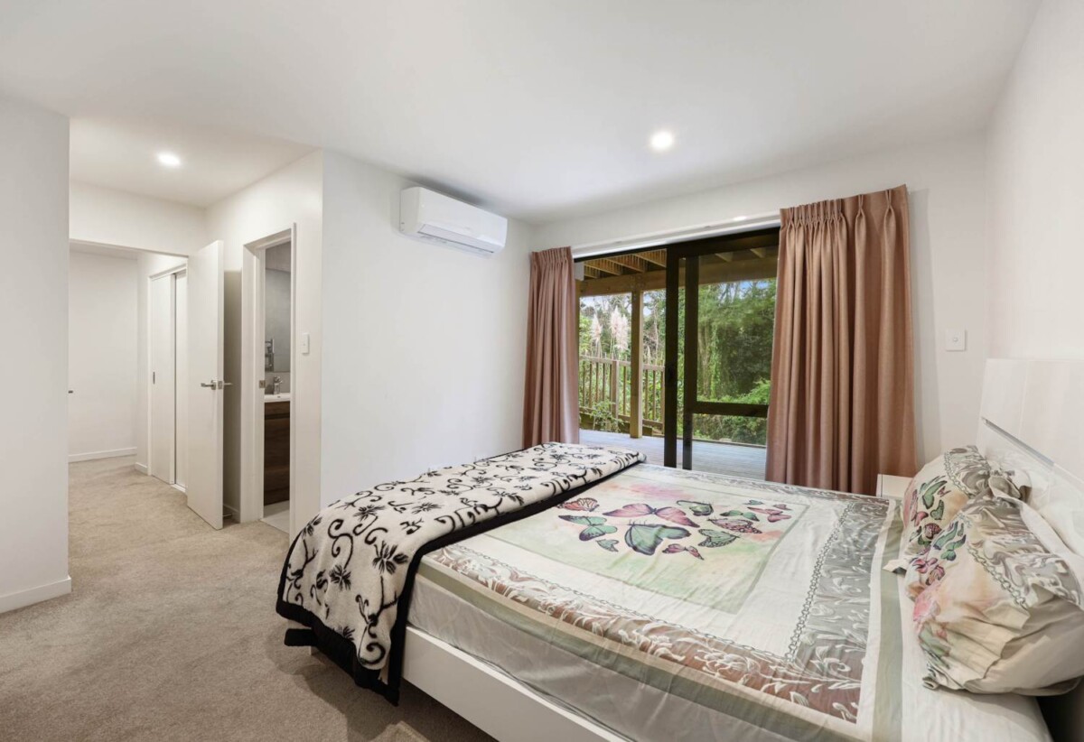 3 beds 2.5 baths home with car park, close to schools, Glenfield Shopping Centre, 0.3 km to Bayview School, 2.3 km to Glenfield Intermediate School, 1/22 Spinella Drive, Bayview, Auckland