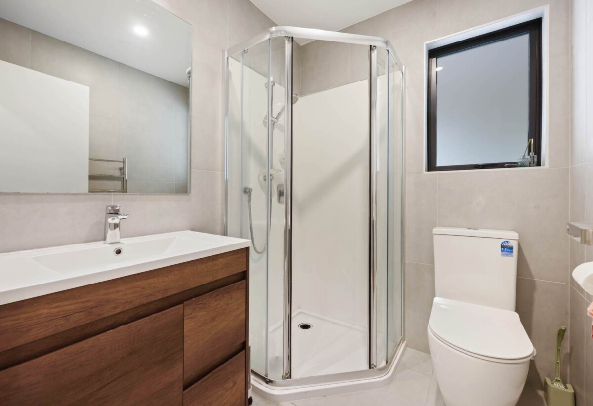 3 beds 2.5 baths home with car park, close to schools, Glenfield Shopping Centre, 0.3 km to Bayview School, 2.3 km to Glenfield Intermediate School, 1/22 Spinella Drive, Bayview, Auckland