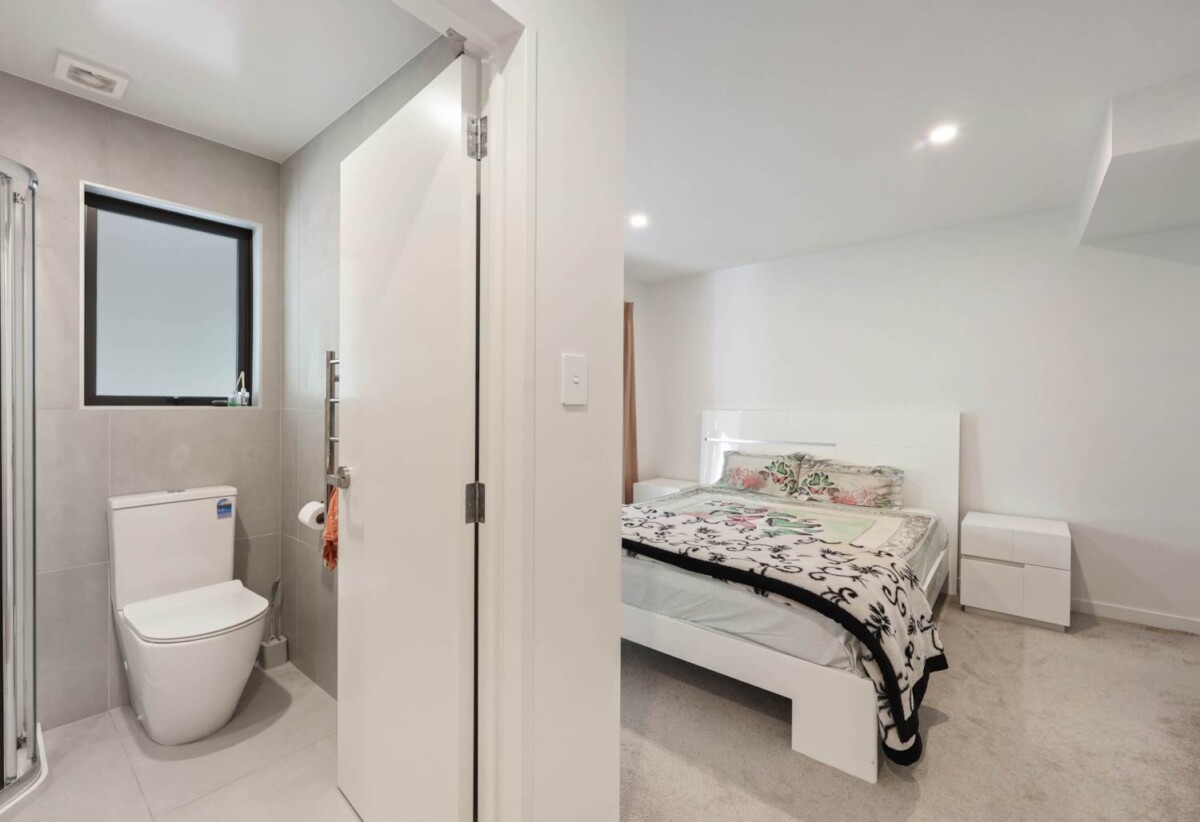 3 beds 2.5 baths home with car park, close to schools, Glenfield Shopping Centre, 0.3 km to Bayview School, 2.3 km to Glenfield Intermediate School, 1/22 Spinella Drive, Bayview, Auckland