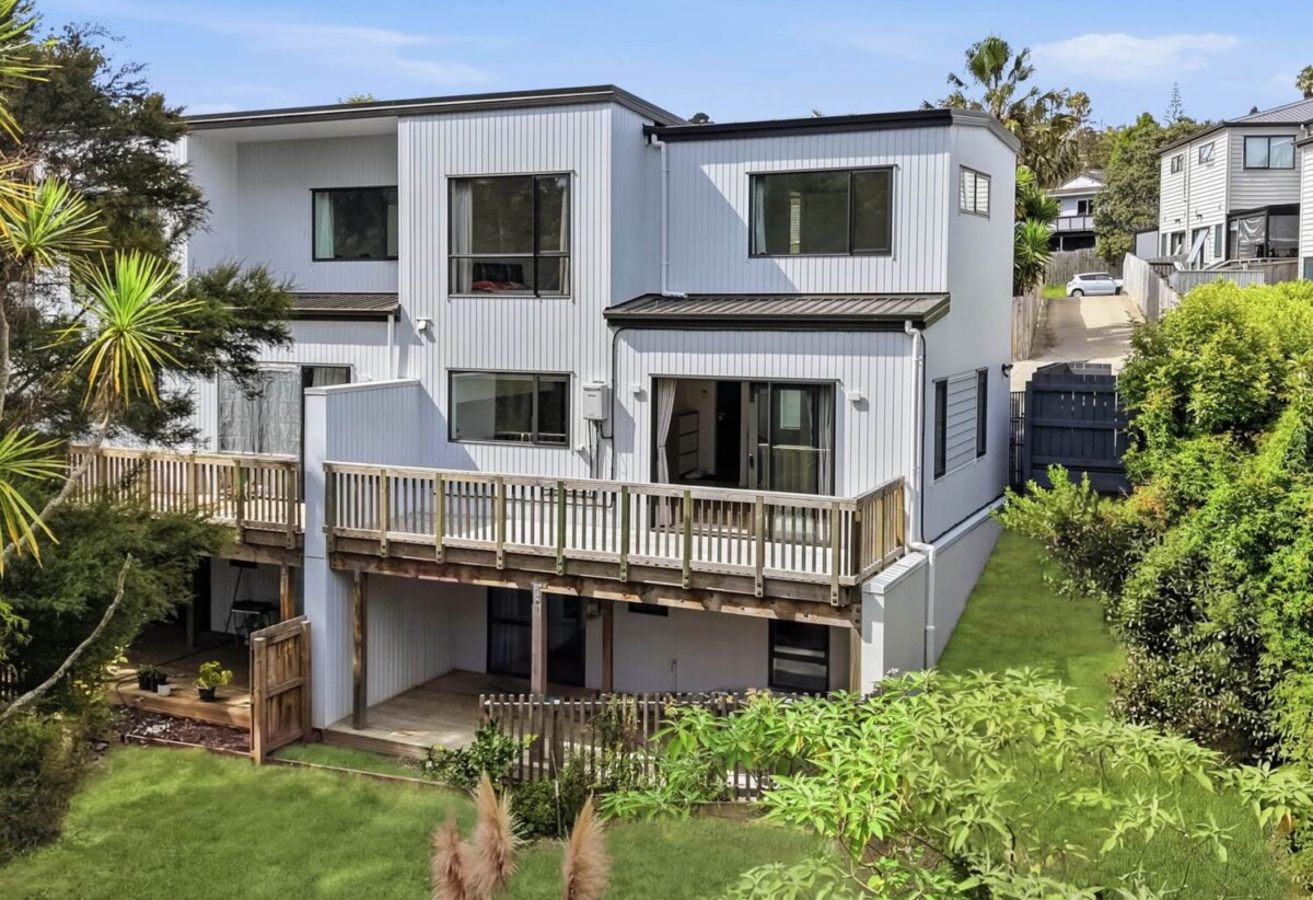 3 beds 2.5 baths home with car park, close to schools, Glenfield Shopping Centre, 0.3 km to Bayview School, 2.3 km to Glenfield Intermediate School, 1/22 Spinella Drive, Bayview, Auckland