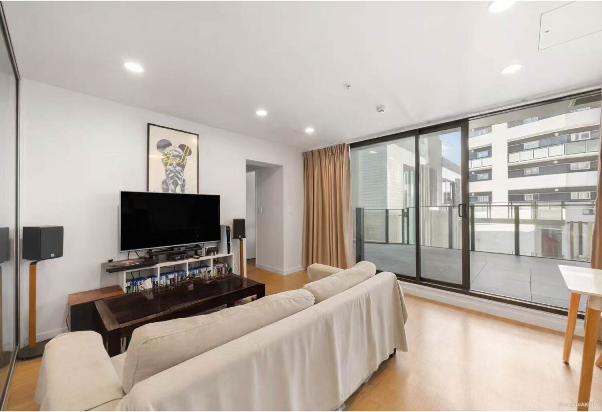 Double Grammar school zone, 52m2 Freehold 1 bed 1 flexi room (which can be used as a second bedroom) 1 bath apartment, Total floor size of approx. 60sqm including an 8sqm balcony, 0.9 km to Auckland Girls’ Grammar School, 1.7 km to Auckland Grammar, currently rented for $600/pw, 409/438 Queen Street, City Centre, Auckland
