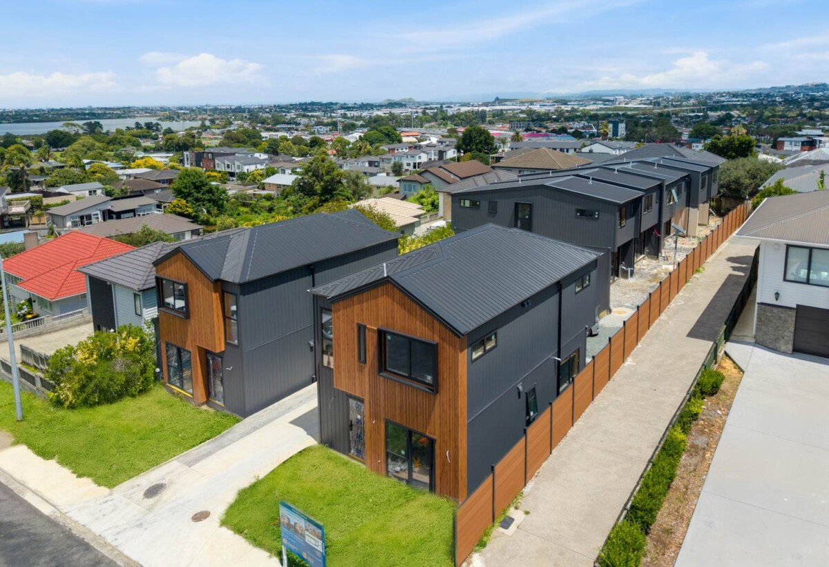 10-Year Master Build Guarantee plus 24-month maintenance warranty,. Brandnew freehold 3 beds 2.5 baths home with car park, close to schools parks, shopping centres, golf club, EV charging post installed for each parking space, Lot 5, 27 Grassways Avenue, Pakuranga, Auckland