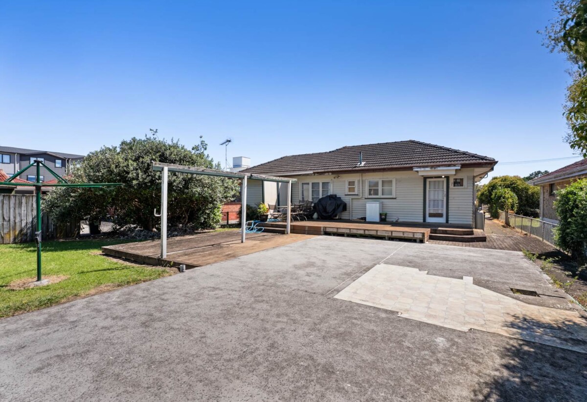2 beds house on 966m2 section, with RC, subdivision, landscape design, vehicle tracking approved, close to schools, town centre, shops, supermarkets, motorway access, 14 Charles Street, Papatoetoe, Auckland