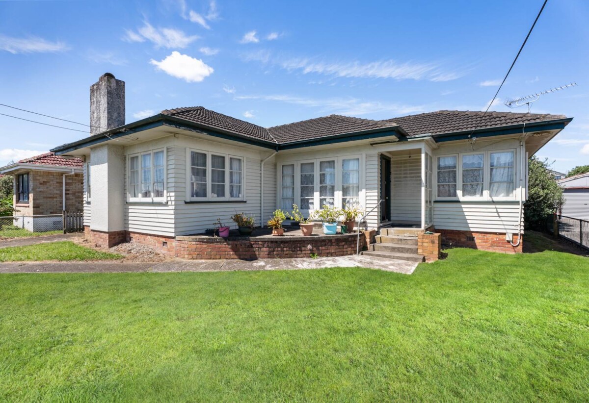 2 beds house on 966m2 section, with RC, subdivision, landscape design, vehicle tracking approved, close to schools, town centre, shops, supermarkets, motorway access, 14 Charles Street, Papatoetoe, Auckland