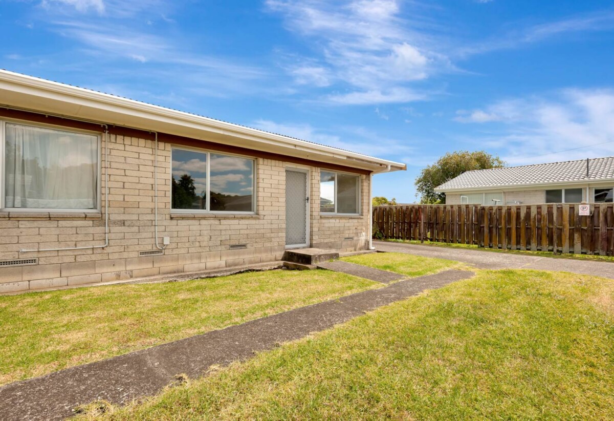 Brick 1 bed 1 bath home with car park, easy walking distance to the Manurewa Railway Station, Southmall & the vibrant Sunday Market, schools, close to motorway access, 8/17 Russell Road, Manurewa, Auckland