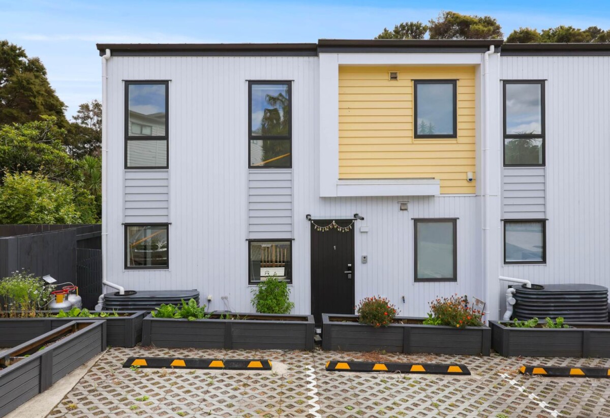 3 beds 2.5 baths home with car park, close to schools, Glenfield Shopping Centre, 0.3 km to Bayview School, 2.3 km to Glenfield Intermediate School, 1/22 Spinella Drive, Bayview, Auckland