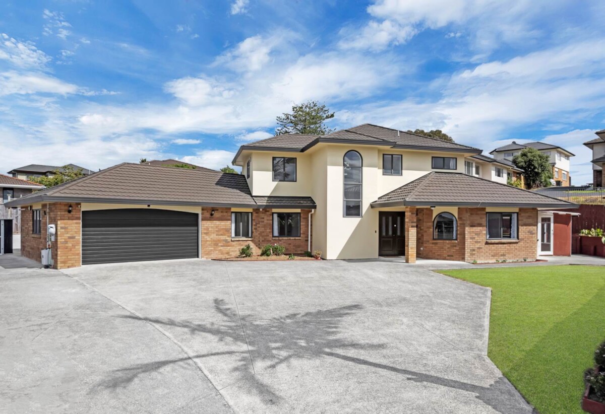 5 beds + study 3 baths house with double garage on 704m2 section, close to schools shopping centre, motorway access, parks, 36 Piper Place, Goodwood Heights, Auckland