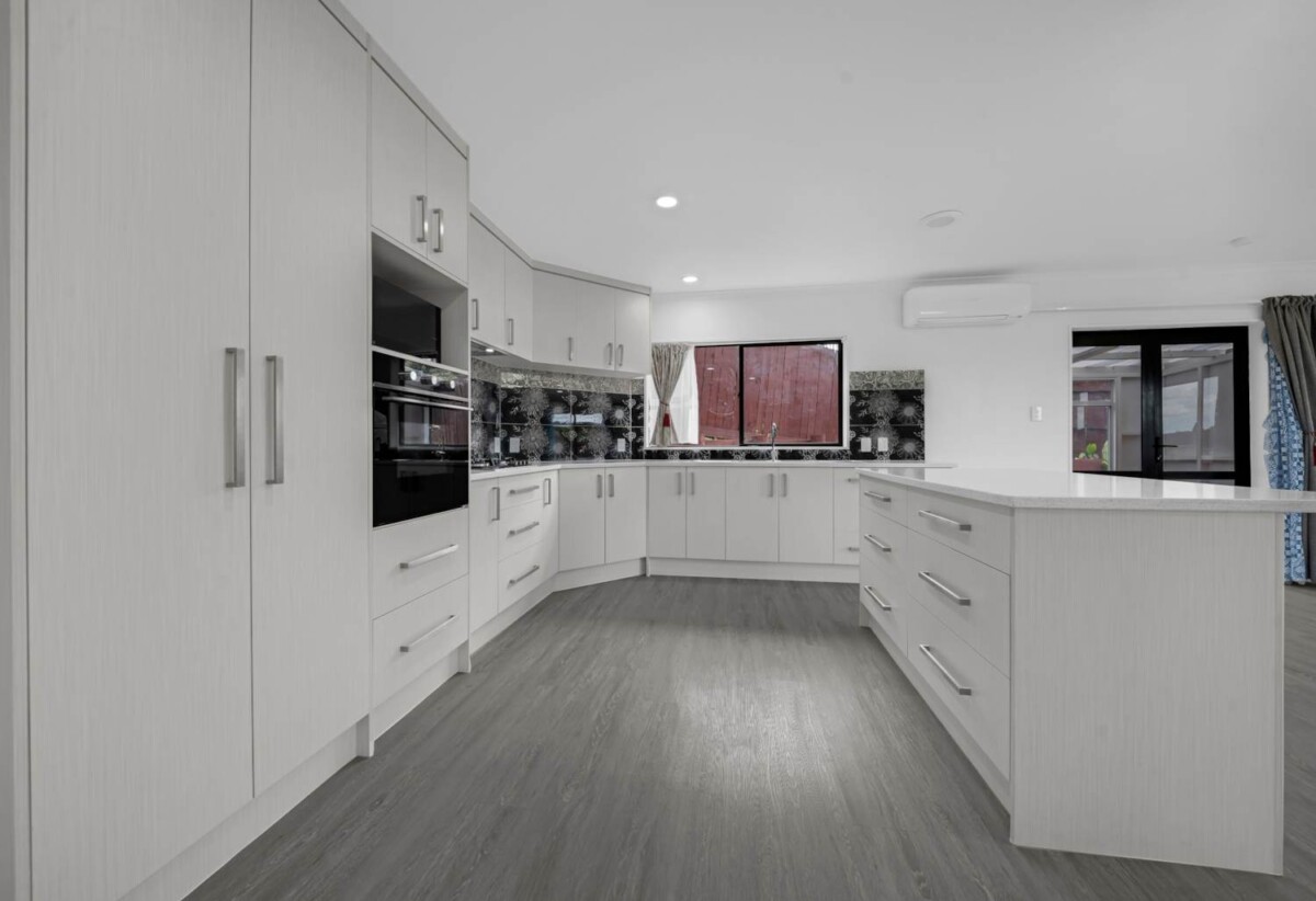 5 beds + study 3 baths house with double garage on 704m2 section, close to schools shopping centre, motorway access, parks, 36 Piper Place, Goodwood Heights, Auckland