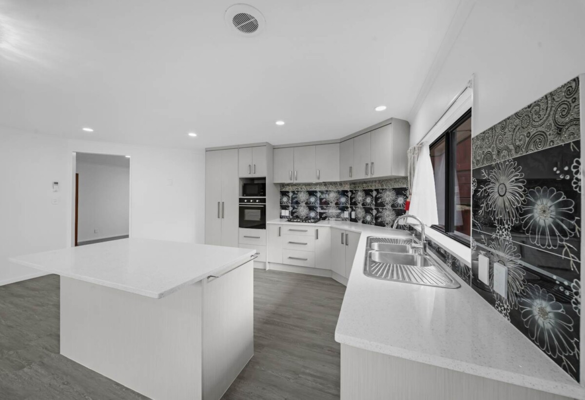 5 beds + study 3 baths house with double garage on 704m2 section, close to schools shopping centre, motorway access, parks, 36 Piper Place, Goodwood Heights, Auckland