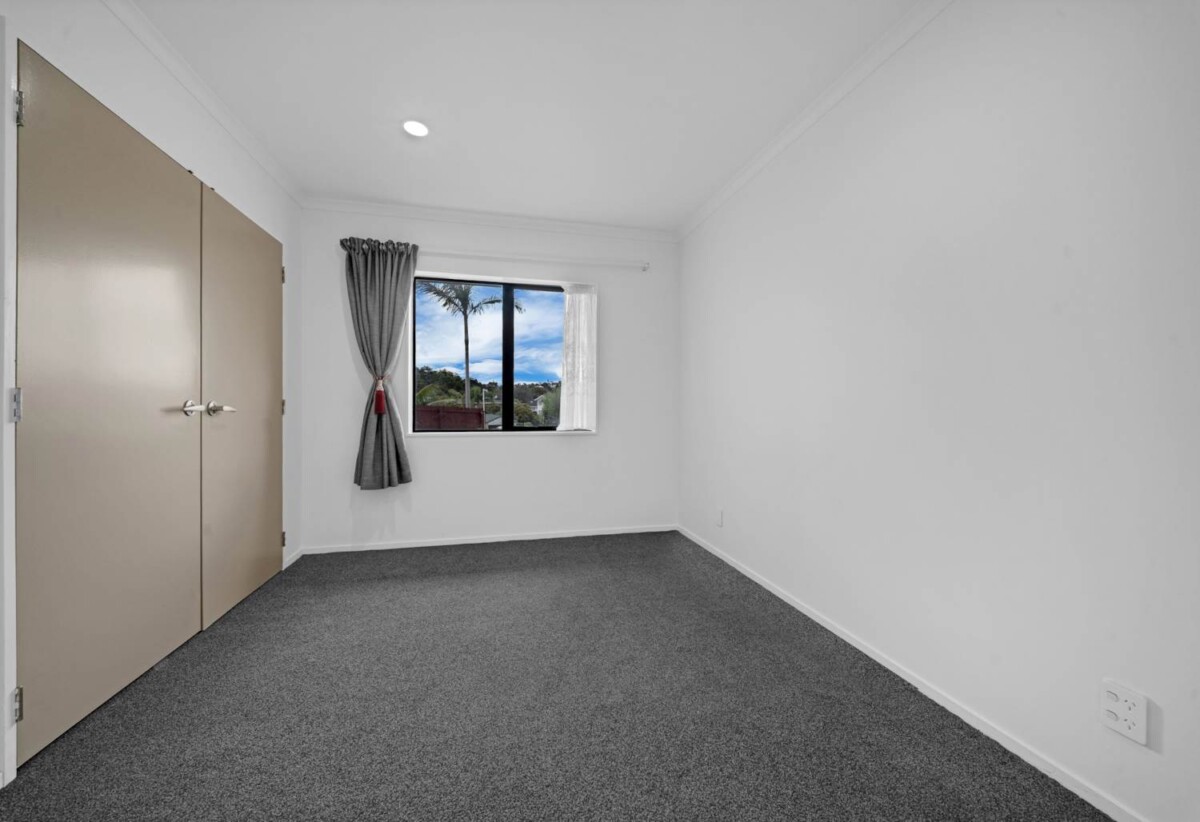 5 beds + study 3 baths house with double garage on 704m2 section, close to schools shopping centre, motorway access, parks, 36 Piper Place, Goodwood Heights, Auckland
