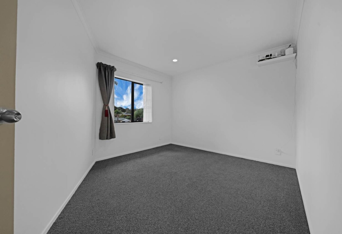 5 beds + study 3 baths house with double garage on 704m2 section, close to schools shopping centre, motorway access, parks, 36 Piper Place, Goodwood Heights, Auckland