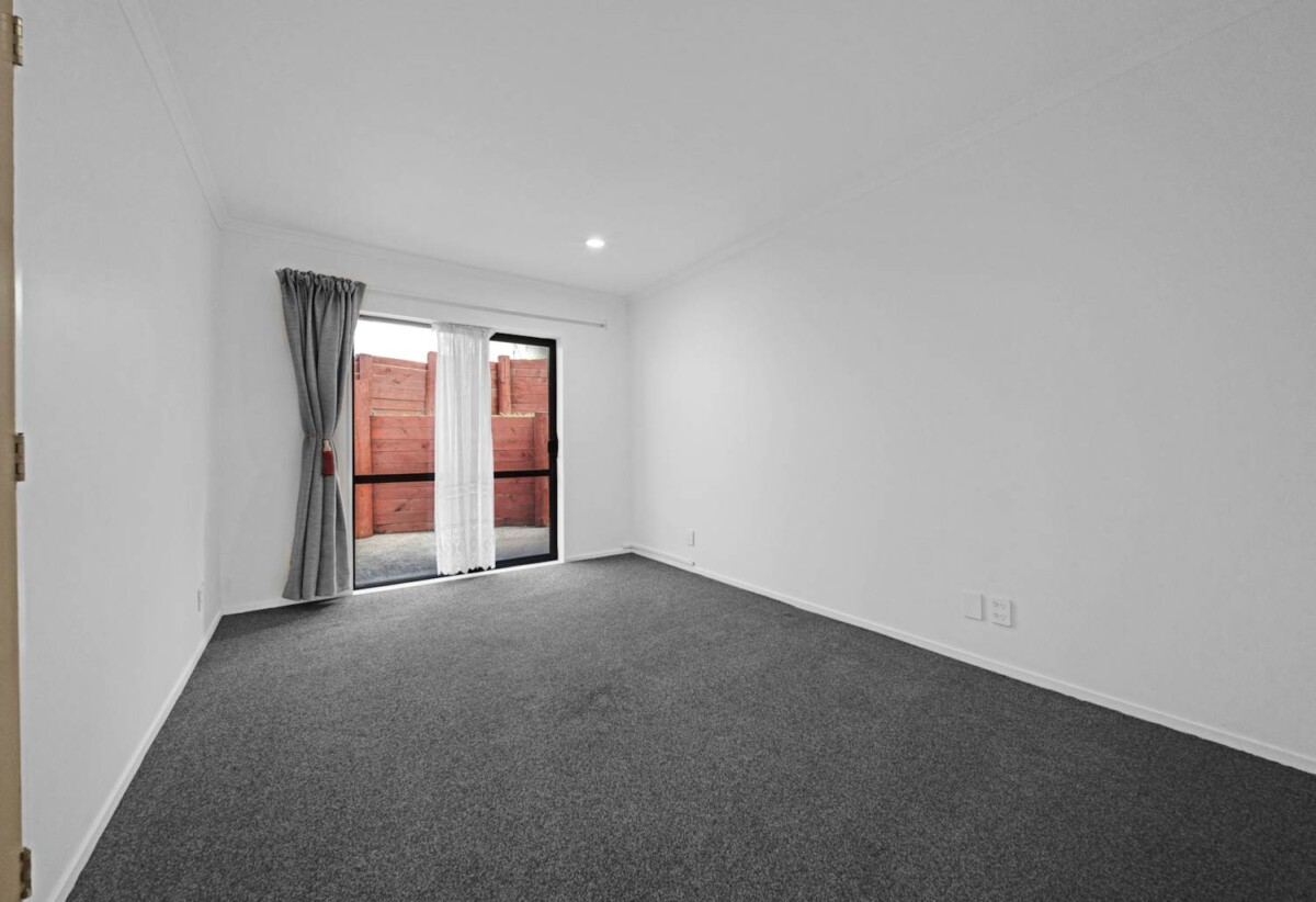 5 beds + study 3 baths house with double garage on 704m2 section, close to schools shopping centre, motorway access, parks, 36 Piper Place, Goodwood Heights, Auckland