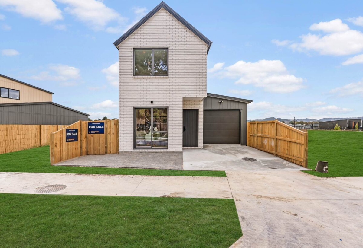 145m2 Brandnew 3 beds 2.5 baths house with garage, close to Opaheke Reserve and Opaheke School, With the upcoming Drury Train Station and Costco Drury currently under construction, 34 Mangapu Road, Opaheke, Auckland
