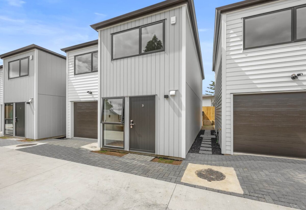 Must SELL, Brandnew standalone 3 beds 1.5 baths home with garage, close to schools, beach, supermarkets, shops, 4D Bettina Place, Manurewa, Auckland