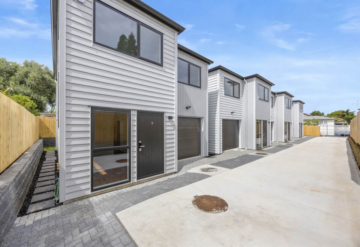 Must SELL, Brandnew standalone 3 beds 1.5 baths home with garage, close to schools, beach, supermarkets, shops, 4D Bettina Place, Manurewa, Auckland