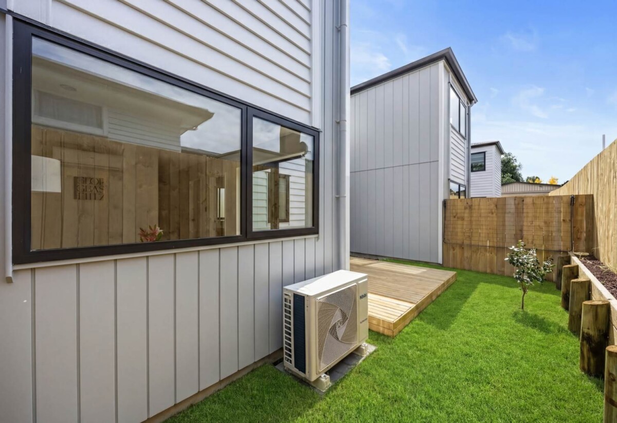 Must SELL, Brandnew standalone 3 beds 1.5 baths home with garage, close to schools, beach, supermarkets, shops, 4A Bettina Place, Manurewa, Auckland