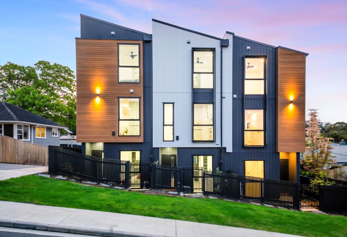 Freehold 3 beds 2.5 baths home with car park and views, zoneds for Green Bay Primary and Green Bay High School, close to schools, shops, supermarkets, reserves, golf club, 12/65 Stottholm Road, Titirangi, Auckland