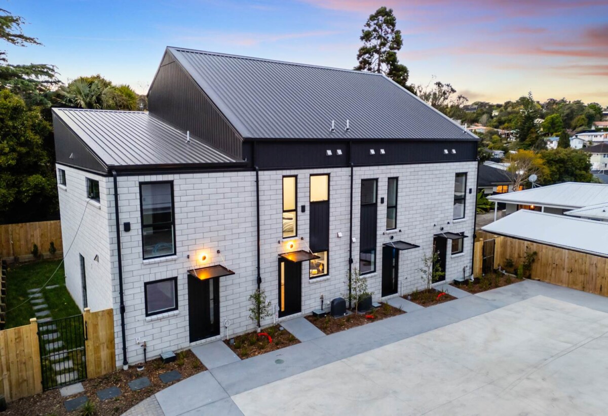 Freehold 3 beds 2.5 baths home with car park and views, zoneds for Green Bay Primary and Green Bay High School, close to schools, shops, supermarkets, reserves, golf club, 12/65 Stottholm Road, Titirangi, Auckland