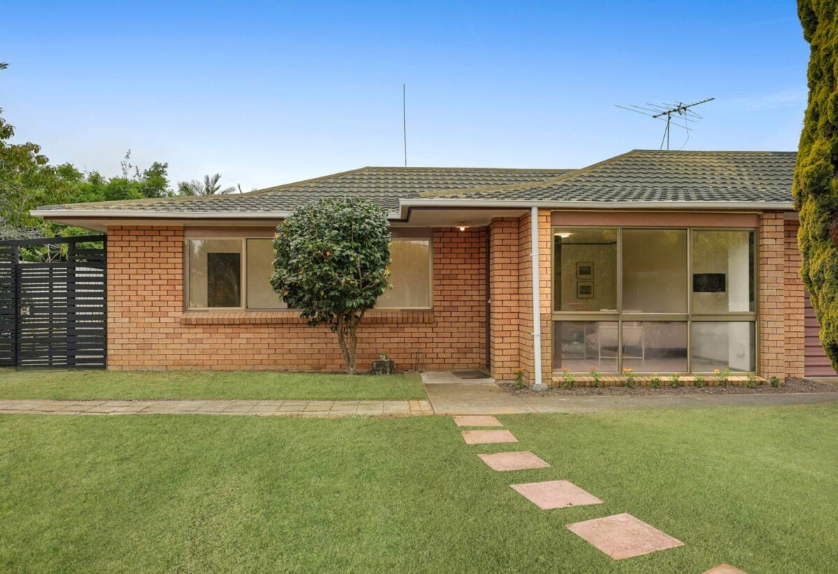 Macleans College zone, Renovated Brick abd tile 3 baths home with garage, zones for Pigeon Mountain Primary School, Bucklands Beach Intermediate, and Macleans College, close to beaches, schools, Half Moon Bay Marina and Half Moon Bay Ferry Terminal, shopping centres, 64B Sunderlands Road, Half Moon Bay, Auckland