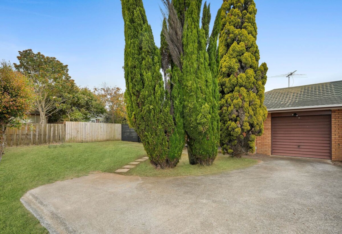 Macleans College zone, Renovated Brick abd tile 3 baths home with garage, zones for Pigeon Mountain Primary School, Bucklands Beach Intermediate, and Macleans College, close to beaches, schools, Half Moon Bay Marina and Half Moon Bay Ferry Terminal, shopping centres, 64B Sunderlands Road, Half Moon Bay, Auckland