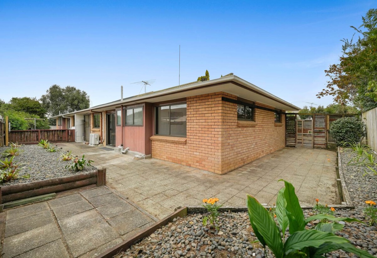 Macleans College zone, Renovated Brick abd tile 3 baths home with garage, zones for Pigeon Mountain Primary School, Bucklands Beach Intermediate, and Macleans College, close to beaches, schools, Half Moon Bay Marina and Half Moon Bay Ferry Terminal, shopping centres, 64B Sunderlands Road, Half Moon Bay, Auckland