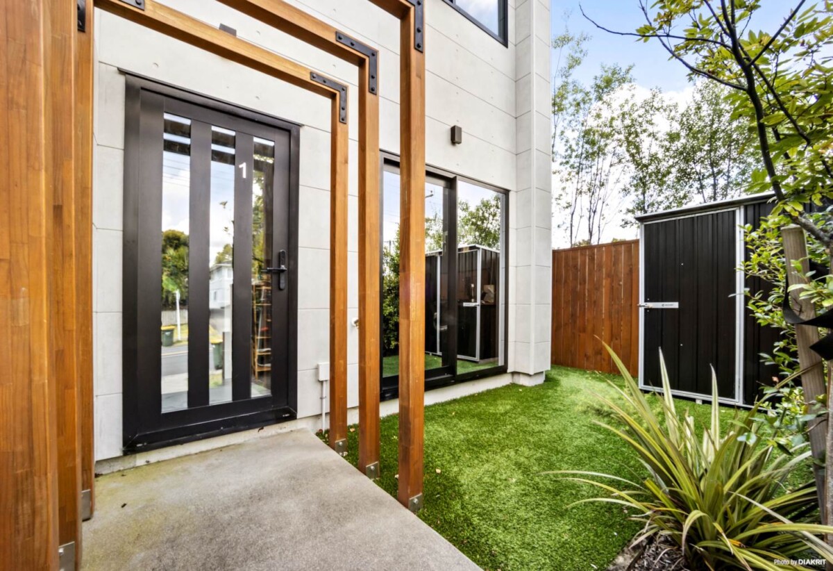 58m2 Freehold 1 bed 1 bath townhouse with a pleasant front yard (108 m2 land area), With Westcity Mall, Mega shopping centre, transport options, McLaren Park and daily amenities nearby, walks to schools, zoned for Sunnyvale School and Bruce McLaren Intermediate, 1/102 Millbrook Road, Sunnyvale, Auckland