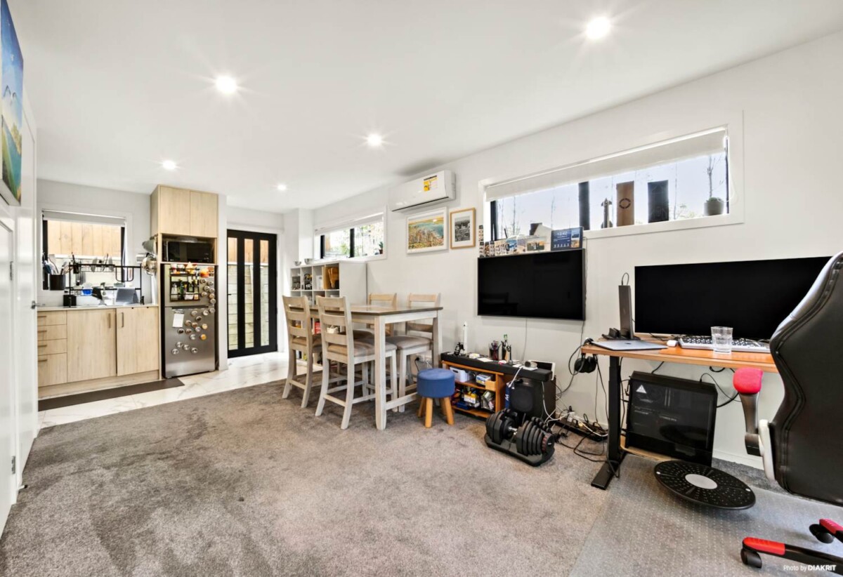 58m2 Freehold 1 bed 1 bath townhouse with a pleasant front yard (108 m2 land area), With Westcity Mall, Mega shopping centre, transport options, McLaren Park and daily amenities nearby, walks to schools, zoned for Sunnyvale School and Bruce McLaren Intermediate, 1/102 Millbrook Road, Sunnyvale, Auckland