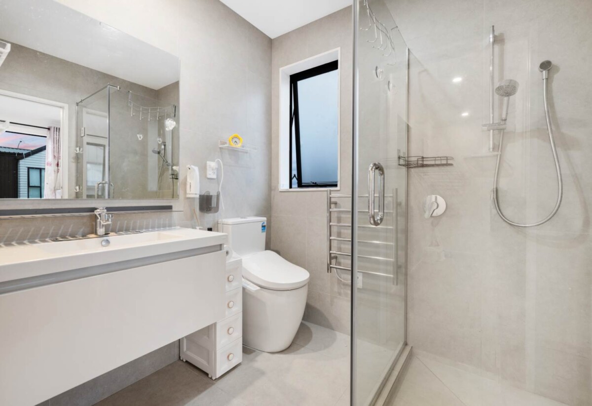 3 beds 1.5 baths home with 2 car parks, just minutes from bus stops, Westfield Manukau, Manukau Train Station, schools, motorway access, 0.5 km to Wiri Central School, 66 Waipuhinui Road, Manukau Central, Auckland