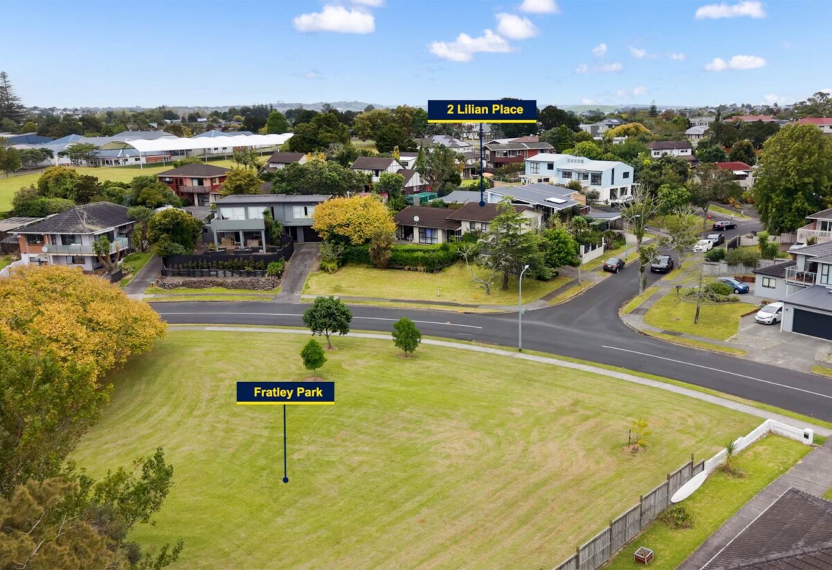 3 beds 2 baths house with double garage on 837m2 section, close to schools, shopping centres, the popular Rotary Walkway, zoned for Farm Cove Intermediate, Wakaaranga School, Pakuranga College, Sancta Maria College, 2 Lilian Place, Farm Cove, Auckland