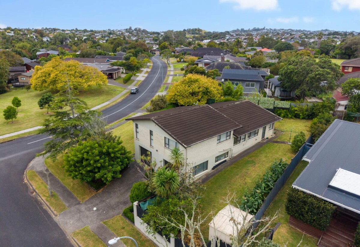 3 beds 2 baths house with double garage on 837m2 section, close to schools, shopping centres, the popular Rotary Walkway, zoned for Farm Cove Intermediate, Wakaaranga School, Pakuranga College, Sancta Maria College, 2 Lilian Place, Farm Cove, Auckland