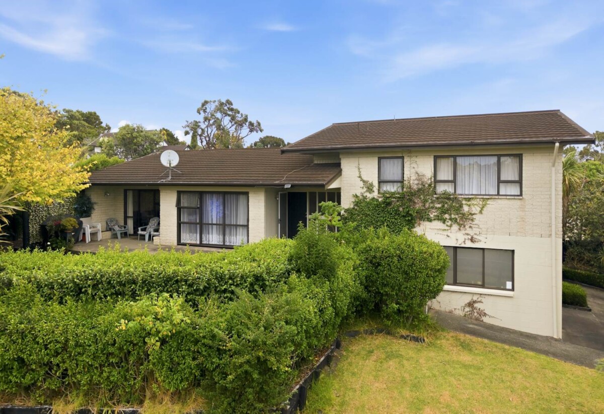 3 beds 2 baths house with double garage on 837m2 section, close to schools, shopping centres, the popular Rotary Walkway, zoned for Farm Cove Intermediate, Wakaaranga School, Pakuranga College, Sancta Maria College, 2 Lilian Place, Farm Cove, Auckland