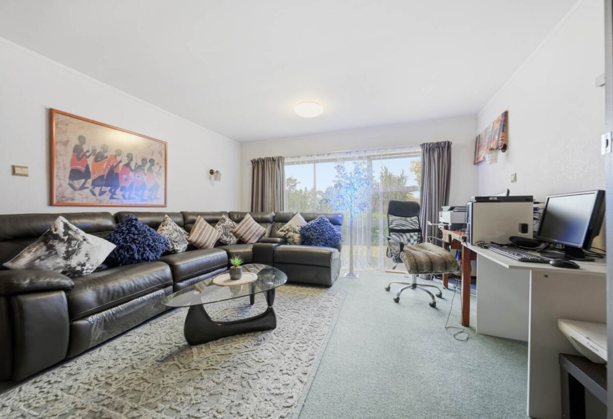 3 beds 2 baths house with double garage on 837m2 section, close to schools, shopping centres, the popular Rotary Walkway, zoned for Farm Cove Intermediate, Wakaaranga School, Pakuranga College, Sancta Maria College, 2 Lilian Place, Farm Cove, Auckland