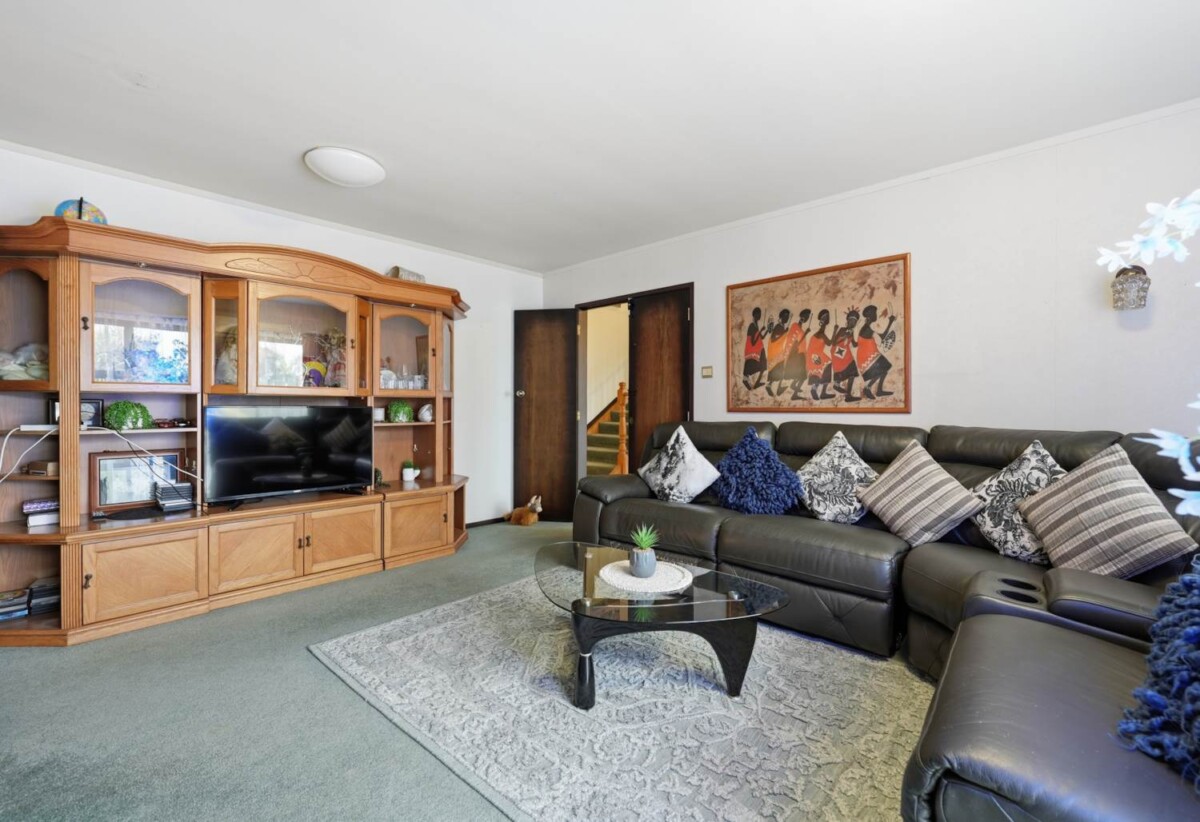 3 beds 2 baths house with double garage on 837m2 section, close to schools, shopping centres, the popular Rotary Walkway, zoned for Farm Cove Intermediate, Wakaaranga School, Pakuranga College, Sancta Maria College, 2 Lilian Place, Farm Cove, Auckland