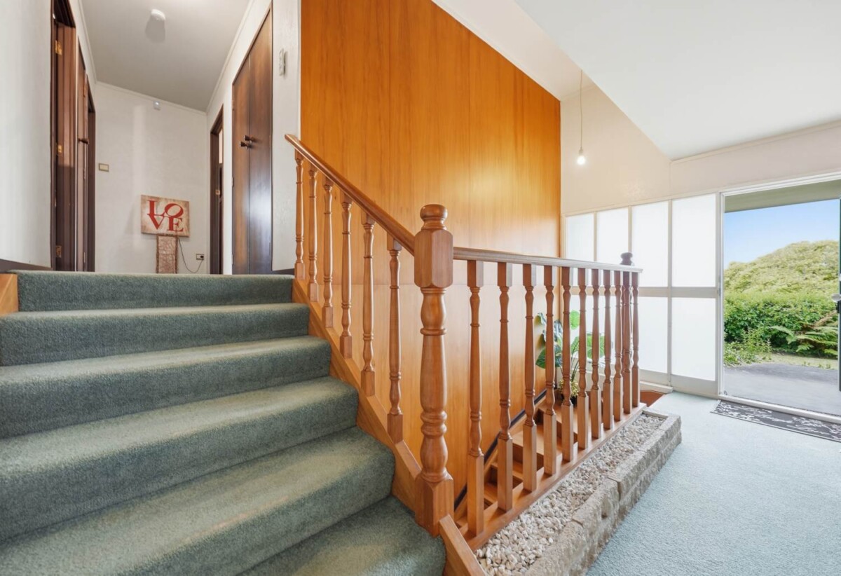 3 beds 2 baths house with double garage on 837m2 section, close to schools, shopping centres, the popular Rotary Walkway, zoned for Farm Cove Intermediate, Wakaaranga School, Pakuranga College, Sancta Maria College, 2 Lilian Place, Farm Cove, Auckland