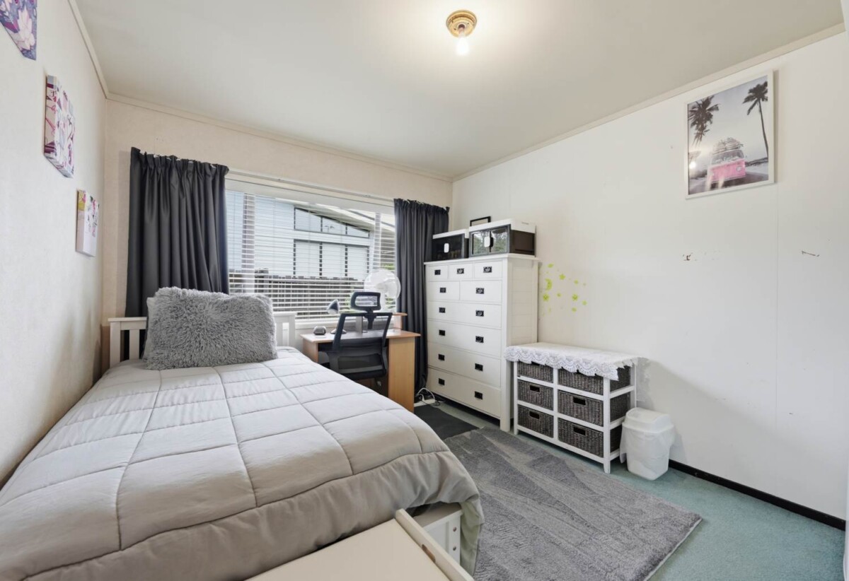 3 beds 2 baths house with double garage on 837m2 section, close to schools, shopping centres, the popular Rotary Walkway, zoned for Farm Cove Intermediate, Wakaaranga School, Pakuranga College, Sancta Maria College, 2 Lilian Place, Farm Cove, Auckland