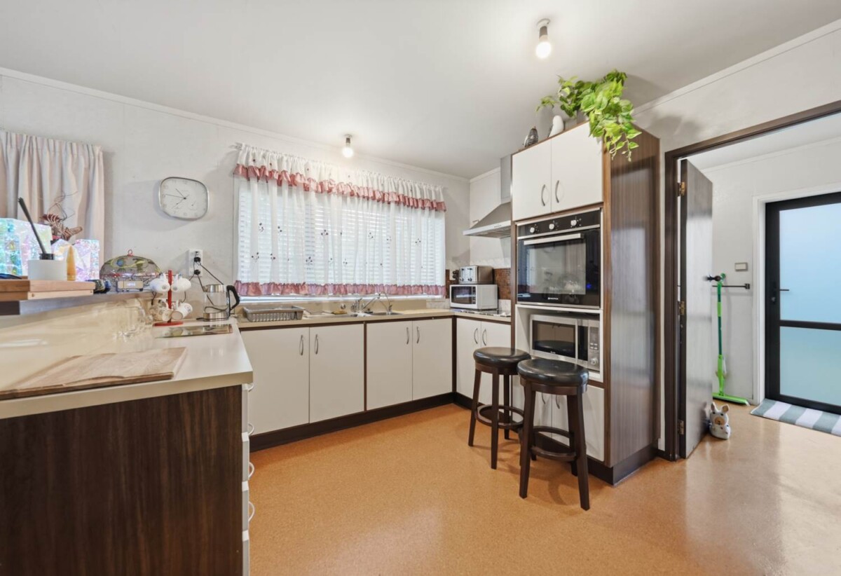 3 beds 2 baths house with double garage on 837m2 section, close to schools, shopping centres, the popular Rotary Walkway, zoned for Farm Cove Intermediate, Wakaaranga School, Pakuranga College, Sancta Maria College, 2 Lilian Place, Farm Cove, Auckland