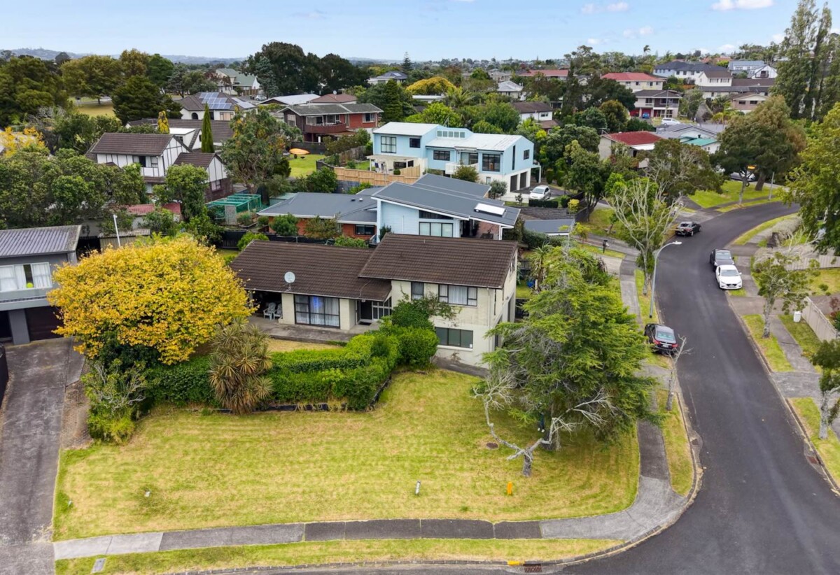 3 beds 2 baths house with double garage on 837m2 section, close to schools, shopping centres, the popular Rotary Walkway, zoned for Farm Cove Intermediate, Wakaaranga School, Pakuranga College, Sancta Maria College, 2 Lilian Place, Farm Cove, Auckland
