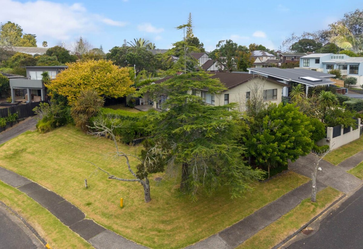 3 beds 2 baths house with double garage on 837m2 section, close to schools, shopping centres, the popular Rotary Walkway, zoned for Farm Cove Intermediate, Wakaaranga School, Pakuranga College, Sancta Maria College, 2 Lilian Place, Farm Cove, Auckland