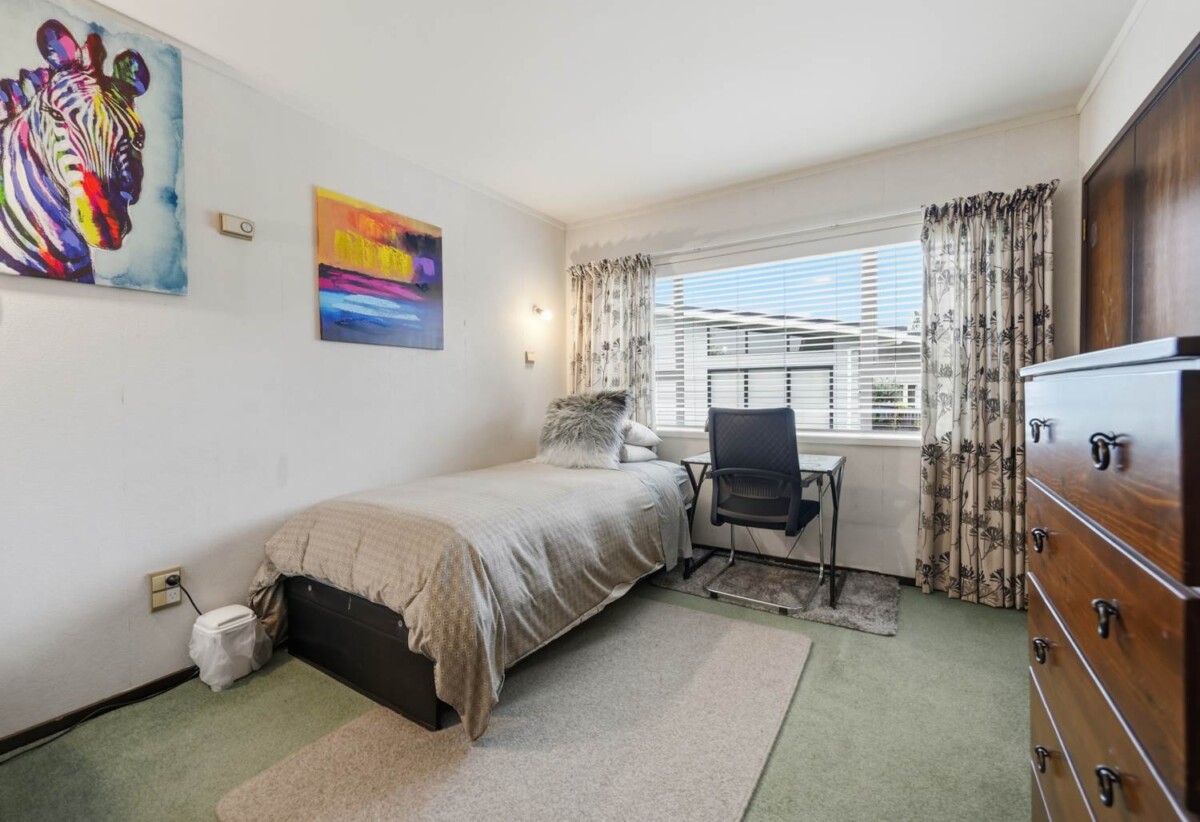3 beds 2 baths house with double garage on 837m2 section, close to schools, shopping centres, the popular Rotary Walkway, zoned for Farm Cove Intermediate, Wakaaranga School, Pakuranga College, Sancta Maria College, 2 Lilian Place, Farm Cove, Auckland