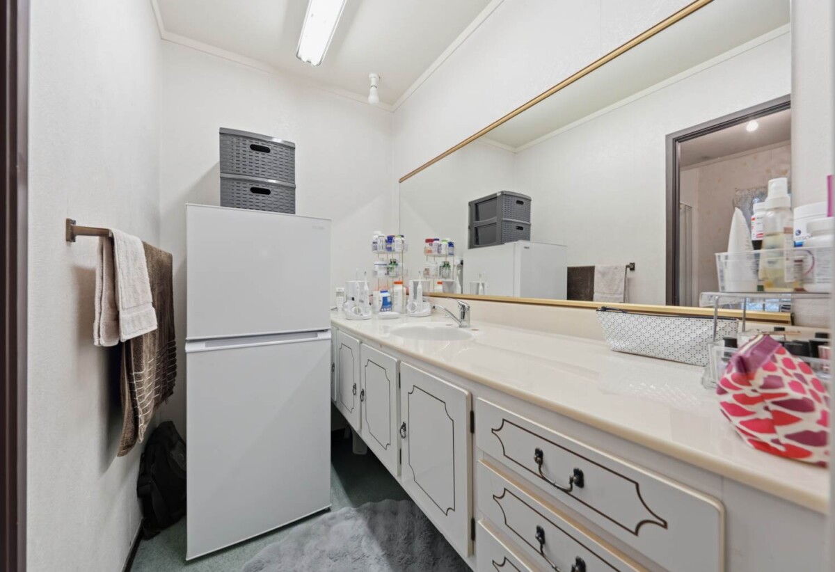 3 beds 2 baths house with double garage on 837m2 section, close to schools, shopping centres, the popular Rotary Walkway, zoned for Farm Cove Intermediate, Wakaaranga School, Pakuranga College, Sancta Maria College, 2 Lilian Place, Farm Cove, Auckland